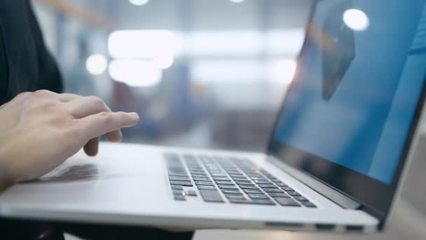 工廠工人的安全帽一臺筆記本電腦用工程軟件